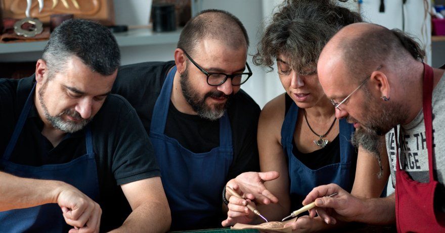 Taller de cuero artesano en el Rastro de Madrid: crea tu pieza