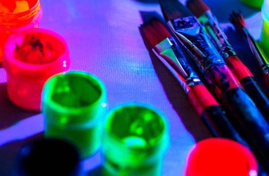 PINTA LUZ – Taller de pintura neón para niños y familias