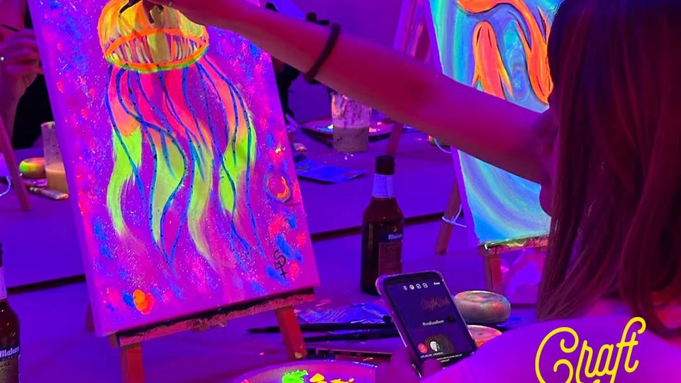 Craft and Beer: pintura neón en lienzo y barra libre de cerveza en Madrid