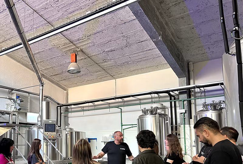Monólogo con visita a fábrica de cerveza artesanal y pinta