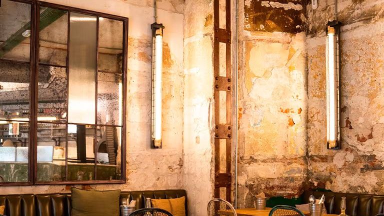 Aperitivo italiano con távola y bebidas en Pizzart