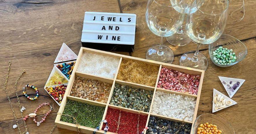 Jewels and Wine: Taller de joyería con bebida ilimitada en Madrid