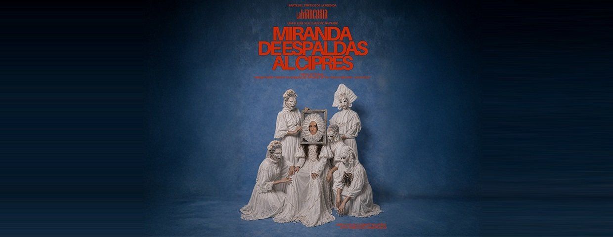 Miranda de Espaldas al Ciprés