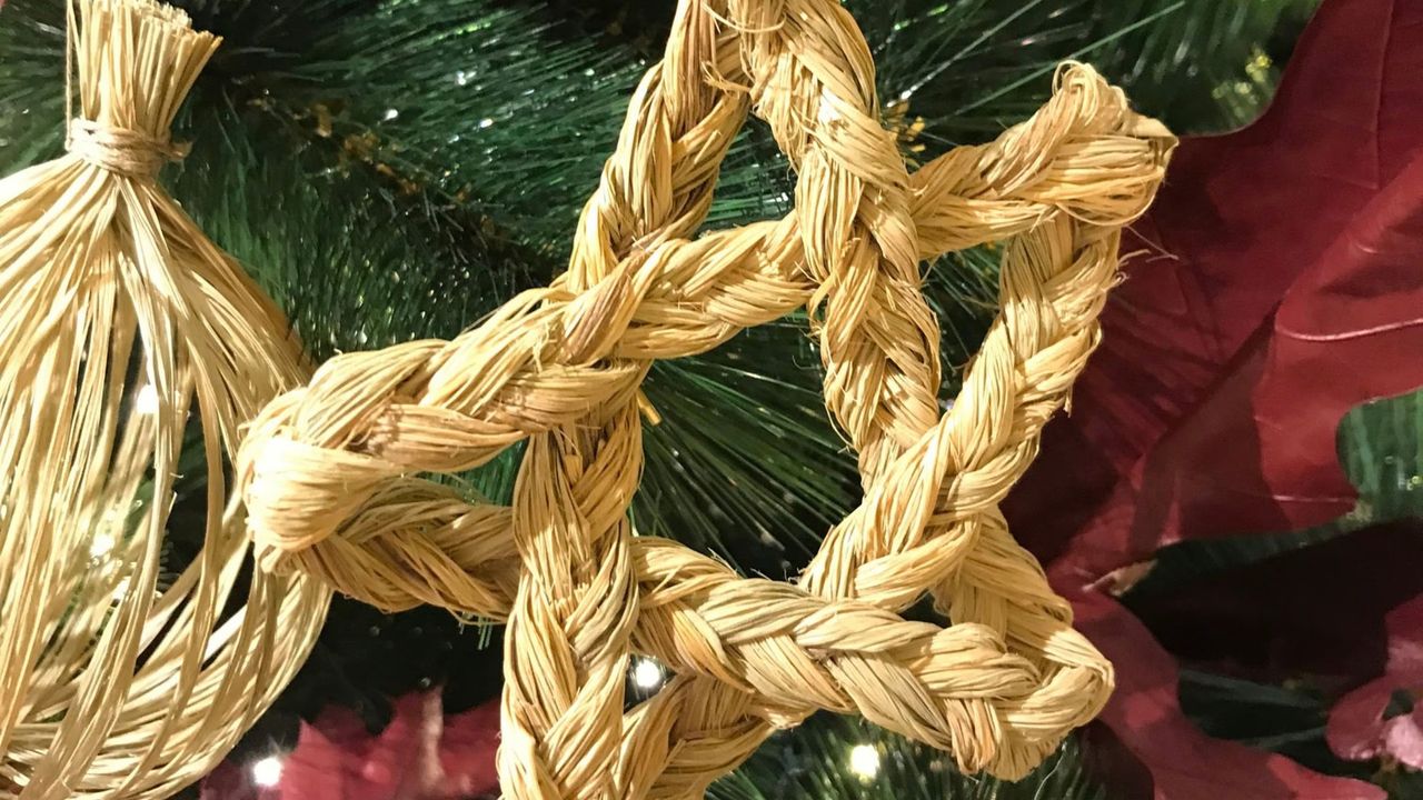 Taller adornos de Navidad de Esparto