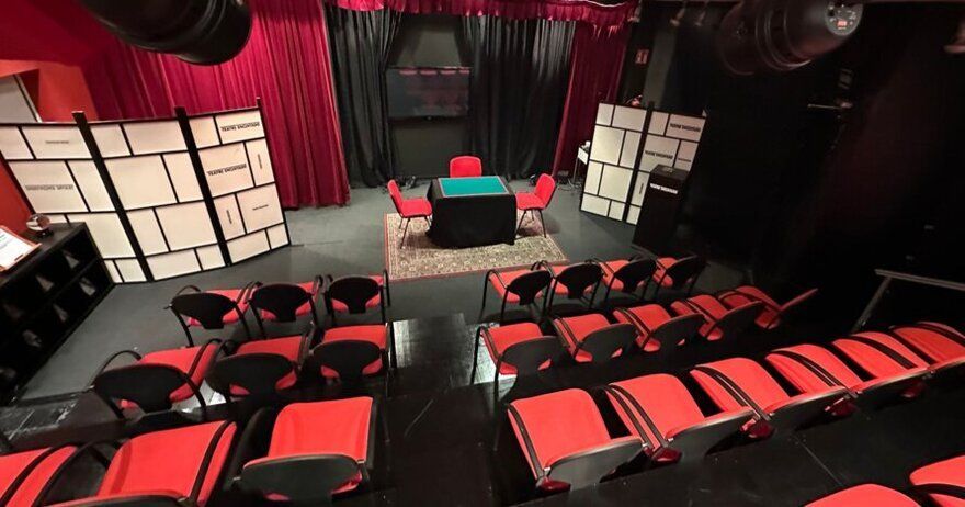 Ábrete Micro, martes de micro abierto con magia y comedia