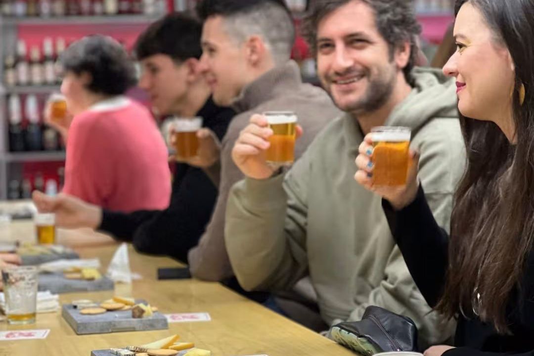 Experiencia en La Fábrica con visita guiada, cata de cervezas y quesos