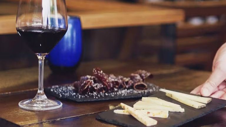 Degustación de 3 copas de vino y 3 tapas en Vinopremier