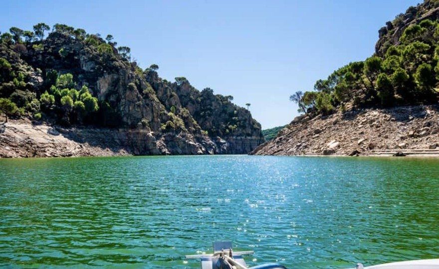 Alquiler de barco con patrón en el pantano de San Juan