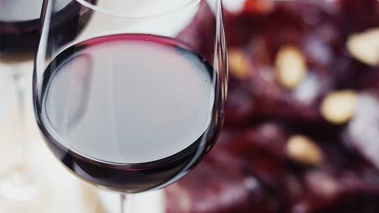 Surtido de ibéricos y botella de vino para 2 en Vinopremier
