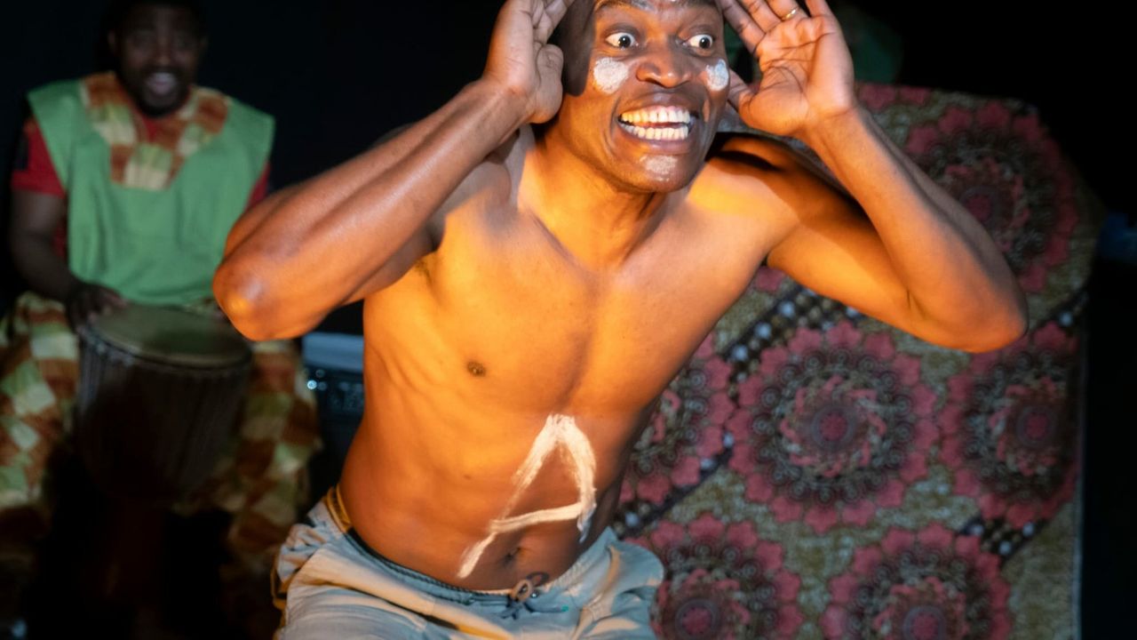 Raíz, Teatro Sin papeles