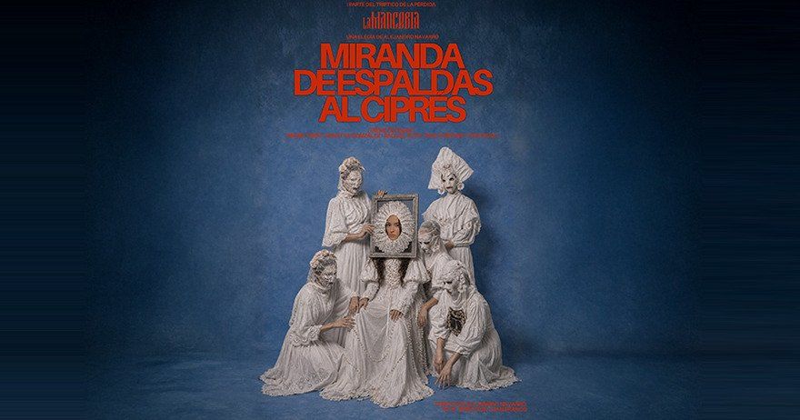 Miranda de Espaldas al Ciprés