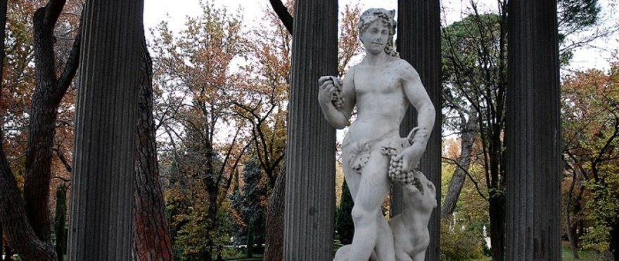 El jardín de El Capricho en un paseo guiado
