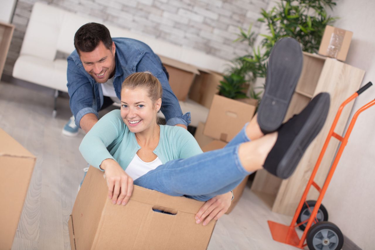 Pareja feliz preparando una mudanza. No se imaginan lo que se les viene encima. Foto: Depositphotos