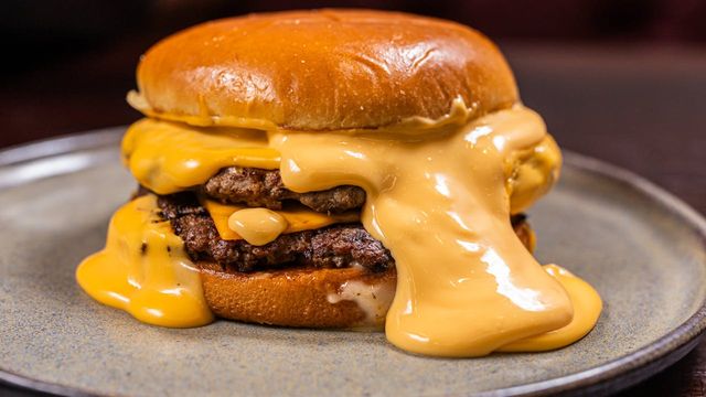 Las hamburguesas con queso chorreando arrasan en Madrid: dónde comer las 3 mejores