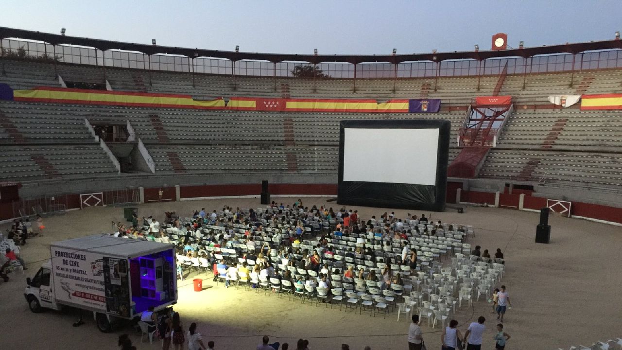 Cine de verano en la Plaza de Toros de Colmenar Viejo: cinco noches mágicas bajo las estrellas