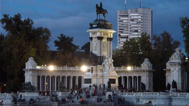 Exterior noche. El retiro