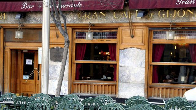Entre la mani y el concierto, café Gijón