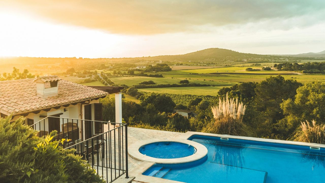 ¿Qué hacer hoy para romper la rutina? Cómo organizar una escapada de fin de semana con amigos en una villa con piscina