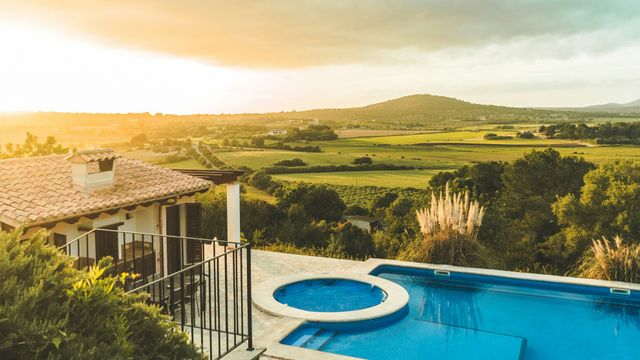 ¿Qué hacer hoy para romper la rutina? Cómo organizar una escapada de fin de semana con amigos en una villa con piscina