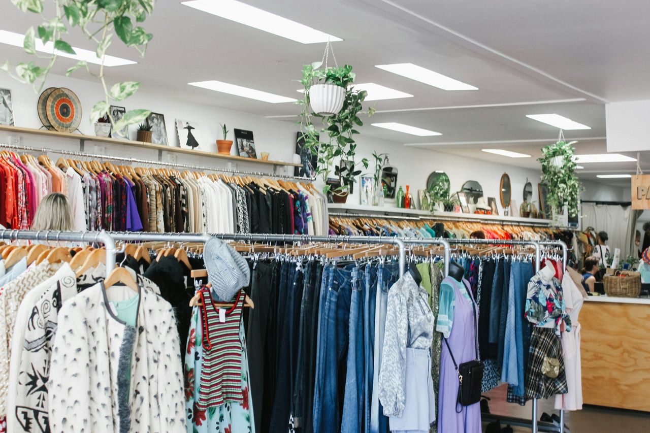 Tienda de ropa vintage. Foto: <a href="https://unsplash.com/@prudenceearl?utm_source=Hoy%20Apps&utm_medium=referral" target="_blank" rel="noopener">Prudence Earl</a> (<a href="https://unsplash.com/photos/assorted-color-clothes-hanged-inside-department-store-with-lights-turned-on-8F0I12ypHPA?utm_source=Hoy%20Apps&utm_medium=referral" target="_blank" rel="noopener">Unsplash</a>)