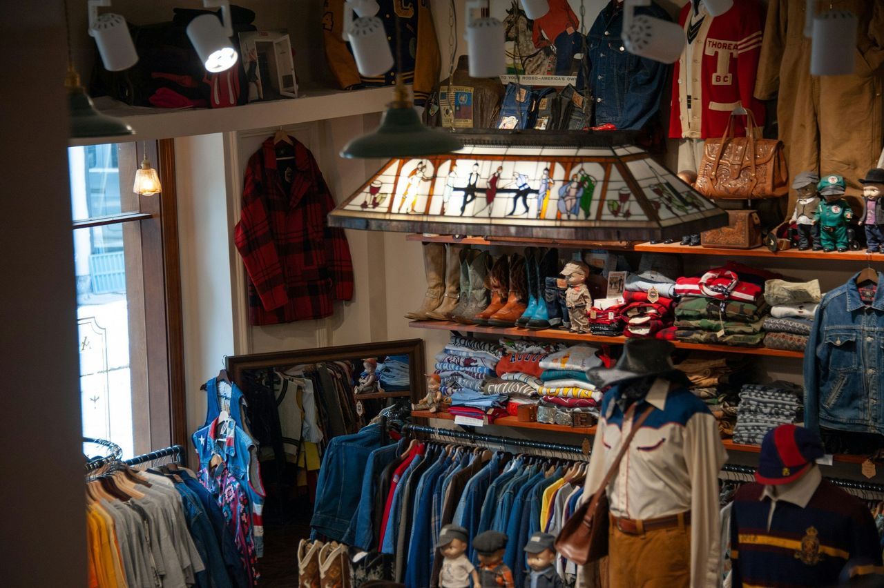 Tienda de ropa vintage. Foto: <a href="https://unsplash.com/@rrricharddd?utm_source=Hoy%20Apps&utm_medium=referral" target="_blank" rel="noopener">Richard Wang</a> (<a href="https://unsplash.com/photos/a-clothing-store-with-a-lot-of-clothes-on-display-DBZXiGof1aE?utm_source=Hoy%20Apps&utm_medium=referral" target="_blank" rel="noopener">Unsplash</a>)
