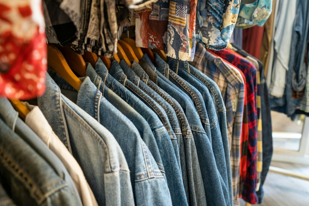 Tienda de ropa vintage. Foto: <a href="https://unsplash.com/@northleg_official?utm_source=Hoy%20Apps&utm_medium=referral" target="_blank" rel="noopener">Northleg Official</a> (<a href="https://unsplash.com/photos/a-pair-of-jeans-r-ZMdzBOw-o?utm_source=Hoy%20Apps&utm_medium=referral" target="_blank" rel="noopener">Unsplash</a>)