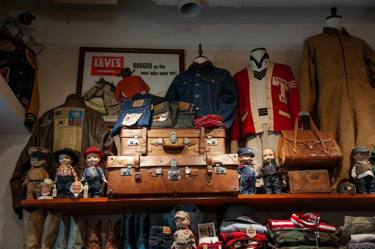 Tienda de ropa vintage. Foto: <a href="https://unsplash.com/@rrricharddd?utm_source=Hoy%20Apps&utm_medium=referral" target="_blank" rel="noopener">Richard Wang</a> (<a href="https://unsplash.com/photos/a-shelf-filled-with-lots-of-different-types-of-luggage-u-TTWZLH1aU?utm_source=Hoy%20Apps&utm_medium=referral" target="_blank" rel="noopener">Unsplash</a>)