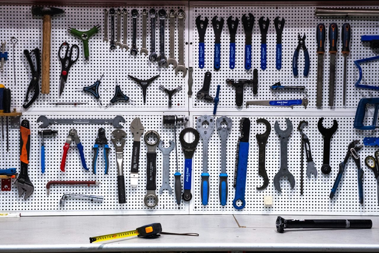 Herramientas de reparación. Foto: <a href="https://unsplash.com/@tonchik?utm_source=Hoy%20Apps&utm_medium=referral" target="_blank" rel="noopener">Anton Savinov</a> (<a href="https://unsplash.com/photos/a-bunch-of-tools-hanging-up-on-a-wall-2Qlj2Gaft7w?utm_source=Hoy%20Apps&utm_medium=referral" target="_blank" rel="noopener">Unsplash</a>)