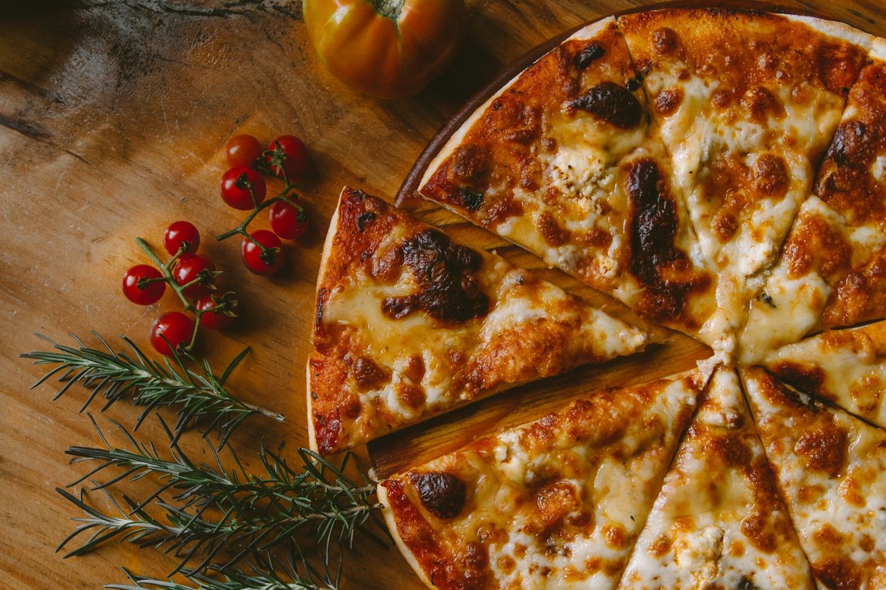 Pizza italiana. Foto: <a href="https://unsplash.com/@iavnt?utm_source=Hoy%20Apps&utm_medium=referral" target="_blank" rel="noopener">Ivan Torres</a> (<a href="https://unsplash.com/photos/pizza-with-berries-MQUqbmszGGM?utm_source=Hoy%20Apps&utm_medium=referral" target="_blank" rel="noopener">Unsplash</a>)