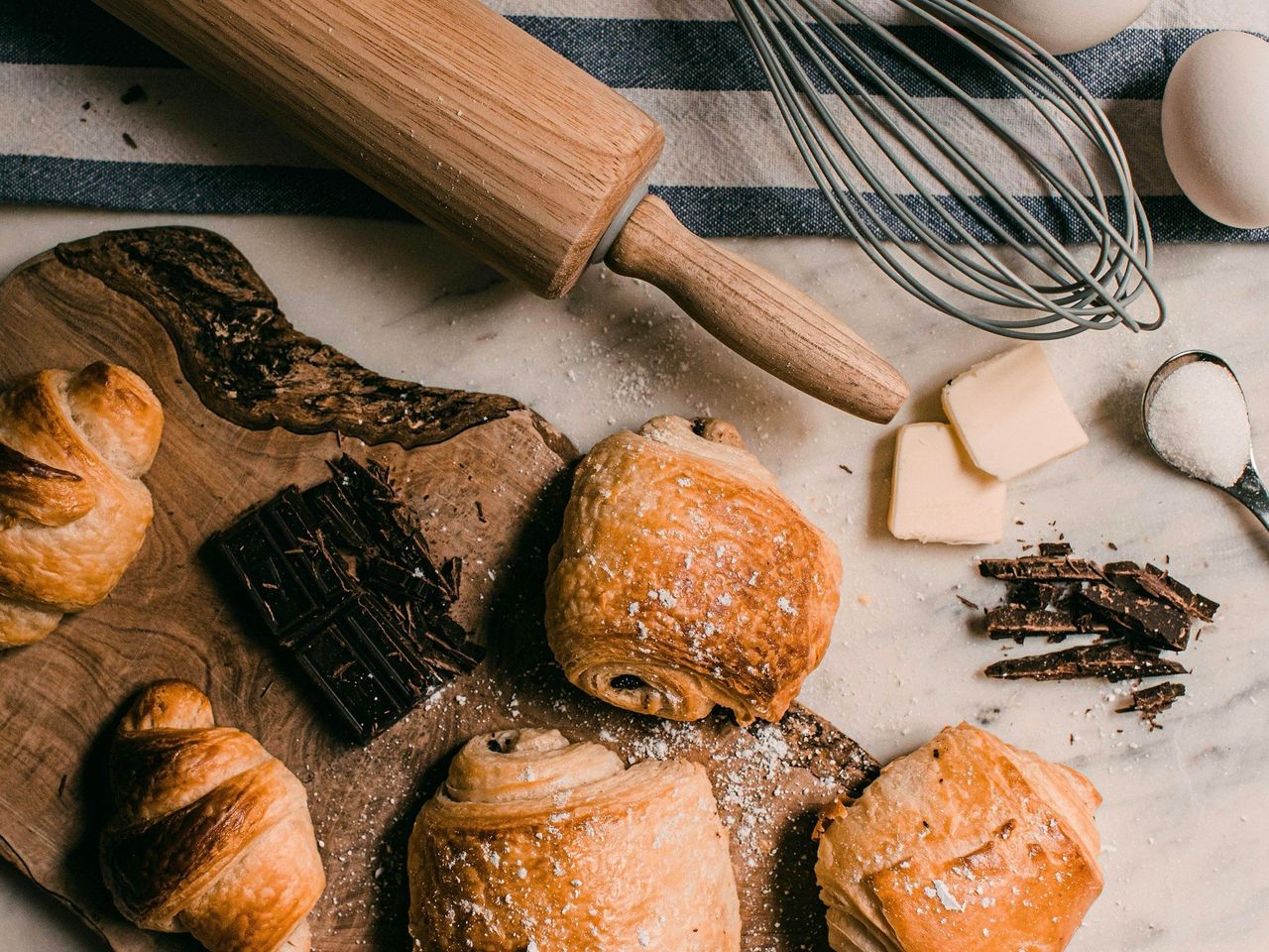 Pastelería artesanal. Foto: <a href="https://unsplash.com/@tabithaturnervisuals?utm_source=Hoy%20Apps&utm_medium=referral" target="_blank" rel="noopener">tabitha turner</a> (<a href="https://unsplash.com/photos/pastries-and-baking-tools-for-breakfast-Ns2aJ5OXKds?utm_source=Hoy%20Apps&utm_medium=referral" target="_blank" rel="noopener">Unsplash</a>)