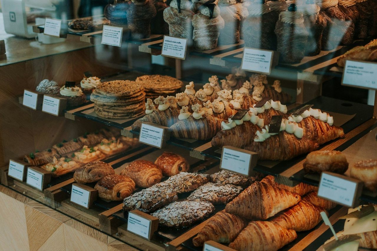 Pastelería artesanal. Foto: <a href="https://unsplash.com/@peacecreativestudio?utm_source=Hoy%20Apps&utm_medium=referral" target="_blank" rel="noopener">Peace Creative</a> (<a href="https://unsplash.com/photos/a-display-case-filled-with-lots-of-different-types-of-pastries-pVY9k8pzTzM?utm_source=Hoy%20Apps&utm_medium=referral" target="_blank" rel="noopener">Unsplash</a>)