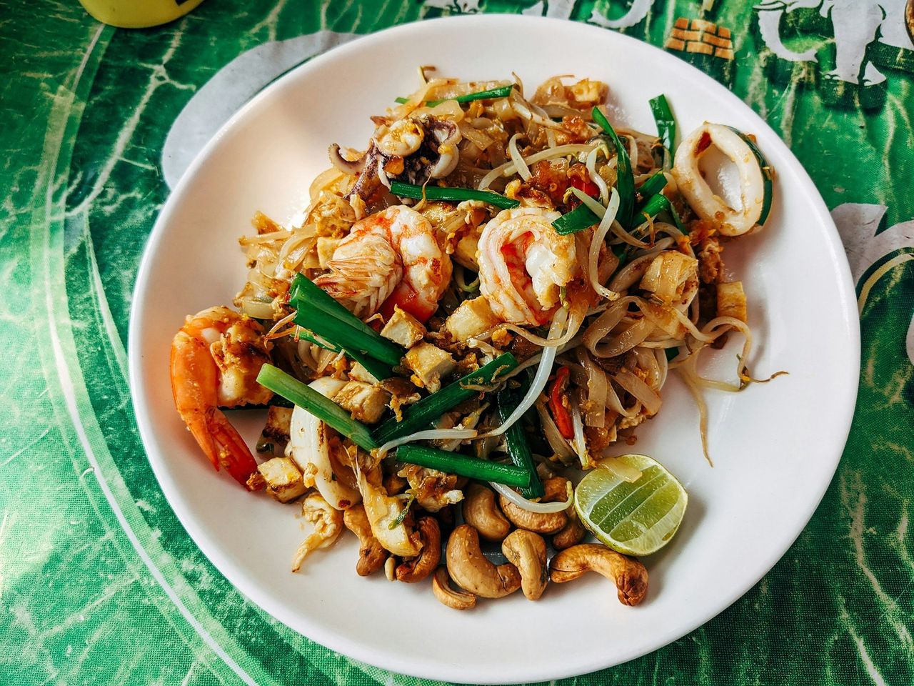 Pad thai. Foto: <a href="https://unsplash.com/@markuswinkler?utm_source=Hoy%20Apps&utm_medium=referral" target="_blank" rel="noopener">Markus Winkler</a> (<a href="https://unsplash.com/photos/a-plate-of-food-4WPOb7eIpJ0?utm_source=Hoy%20Apps&utm_medium=referral" target="_blank" rel="noopener">Unsplash</a>)