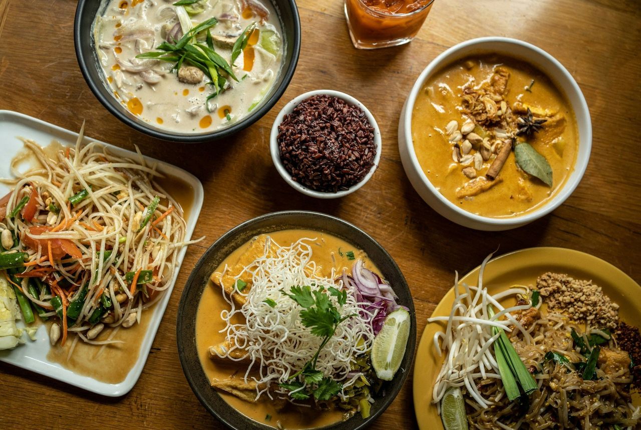 Pad thai. Foto: <a href="https://unsplash.com/@alexgoesglobal?utm_source=Hoy%20Apps&utm_medium=referral" target="_blank" rel="noopener">Alexandra Tran</a> (<a href="https://unsplash.com/photos/a-wooden-table-topped-with-plates-of-food-VW0bzb90oMA?utm_source=Hoy%20Apps&utm_medium=referral" target="_blank" rel="noopener">Unsplash</a>)