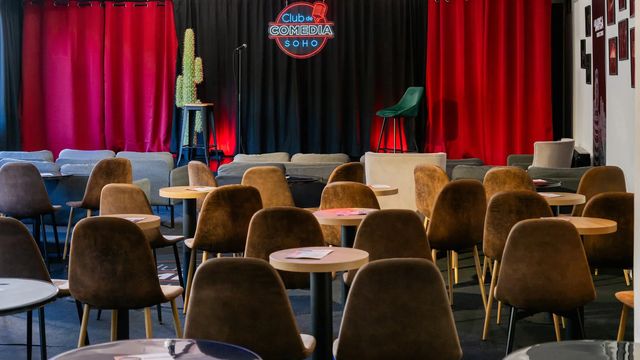 Monólogos y comedia en vivo en Plaza de España con Club de Comedia Soho