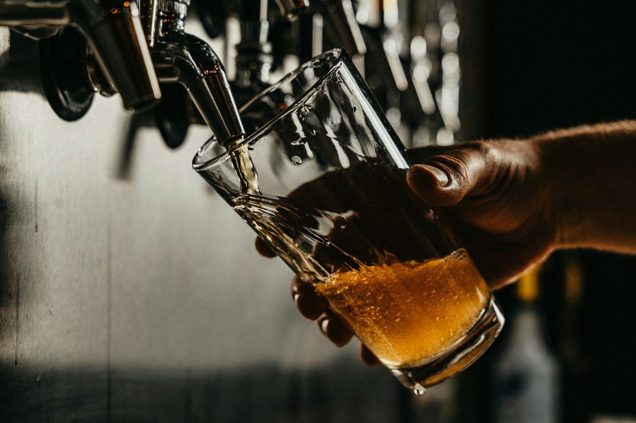 Cerveza artesanal. Foto: <a href="https://unsplash.com/@josholalde?utm_source=Hoy%20Apps&utm_medium=referral" target="_blank" rel="noopener">Josh Olalde</a> (<a href="https://unsplash.com/photos/person-pouring-brown-liquid-on-clear-drinking-glass--Ygu9Qx309s?utm_source=Hoy%20Apps&utm_medium=referral" target="_blank" rel="noopener">Unsplash</a>)