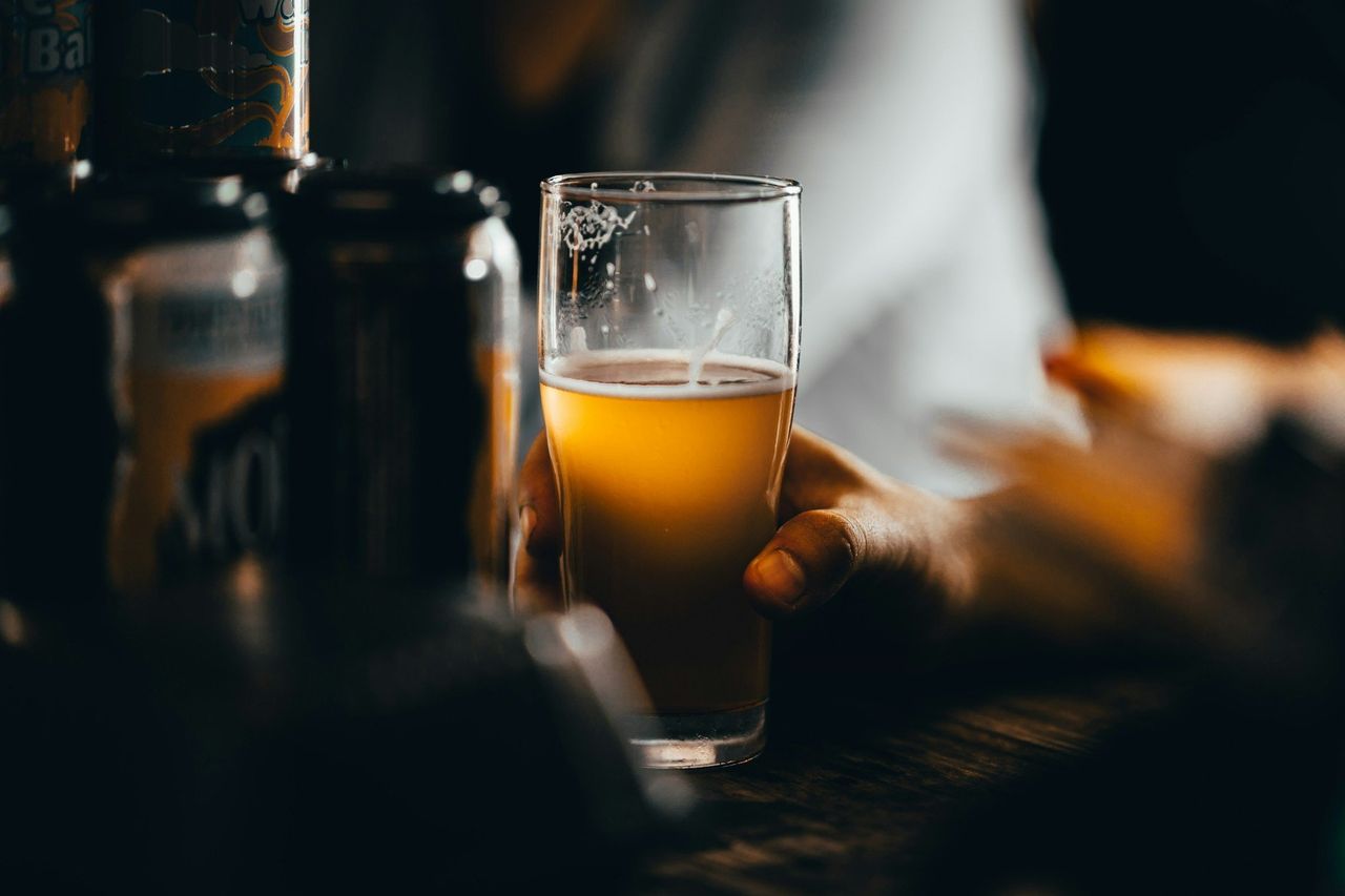 Cerveza artesanal. Foto: <a href="https://unsplash.com/@josholalde?utm_source=Hoy%20Apps&utm_medium=referral" target="_blank" rel="noopener">Josh Olalde</a> (<a href="https://unsplash.com/photos/clear-drinking-glass-with-yellow-liquid-b0EBo7iwLTQ?utm_source=Hoy%20Apps&utm_medium=referral" target="_blank" rel="noopener">Unsplash</a>)