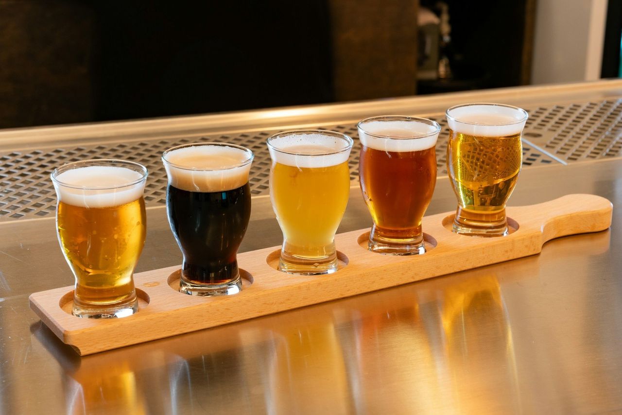 Cerveza artesanal. Foto: <a href="https://unsplash.com/@bohdans?utm_source=Hoy%20Apps&utm_medium=referral" target="_blank" rel="noopener">Bohdan Stocek</a> (<a href="https://unsplash.com/photos/a-row-of-beer-glasses-sitting-on-top-of-a-wooden-tray-vt0O0Av96R4?utm_source=Hoy%20Apps&utm_medium=referral" target="_blank" rel="noopener">Unsplash</a>)