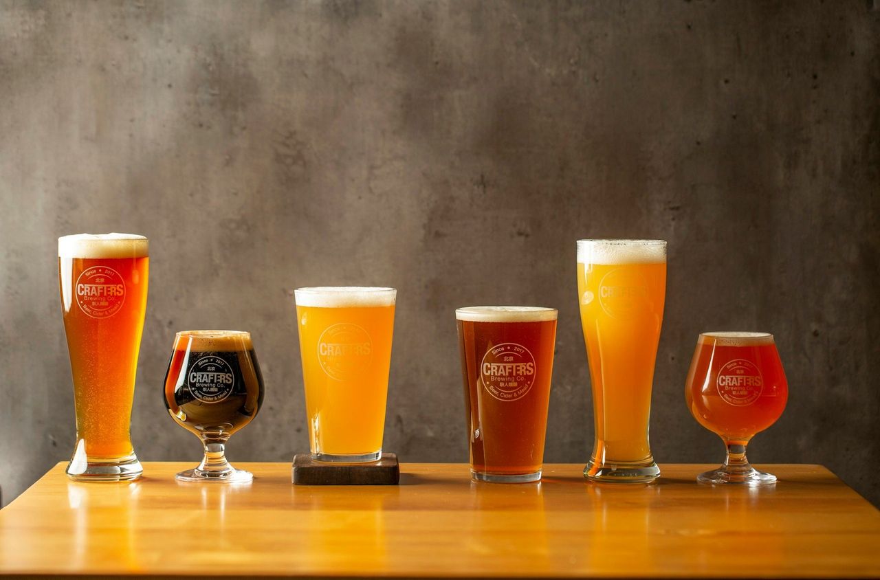 Cerveza artesanal. Foto: <a href="https://unsplash.com/@zn35pjqq?utm_source=Hoy%20Apps&utm_medium=referral" target="_blank" rel="noopener">Jon Parry</a> (<a href="https://unsplash.com/photos/three-clear-drinking-glasses-on-brown-wooden-table-C8eSYwQkwHw?utm_source=Hoy%20Apps&utm_medium=referral" target="_blank" rel="noopener">Unsplash</a>)