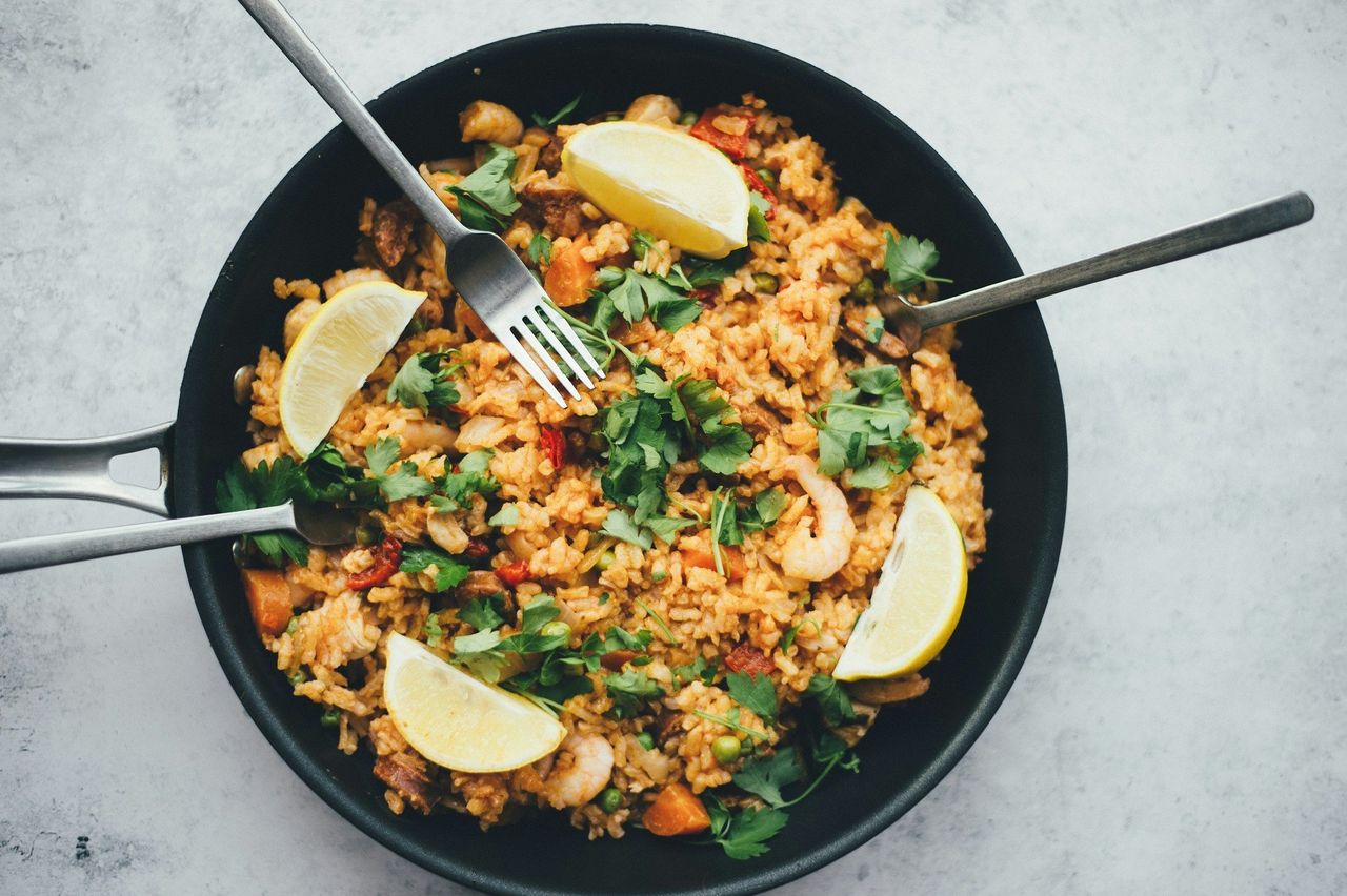 Arroz español. Foto: <a href="https://unsplash.com/@anniespratt?utm_source=Hoy%20Apps&utm_medium=referral" target="_blank" rel="noopener">Annie Spratt</a> (<a href="https://unsplash.com/photos/bowl-of-fried-rice-oT7_v-I0hHg?utm_source=Hoy%20Apps&utm_medium=referral" target="_blank" rel="noopener">Unsplash</a>)