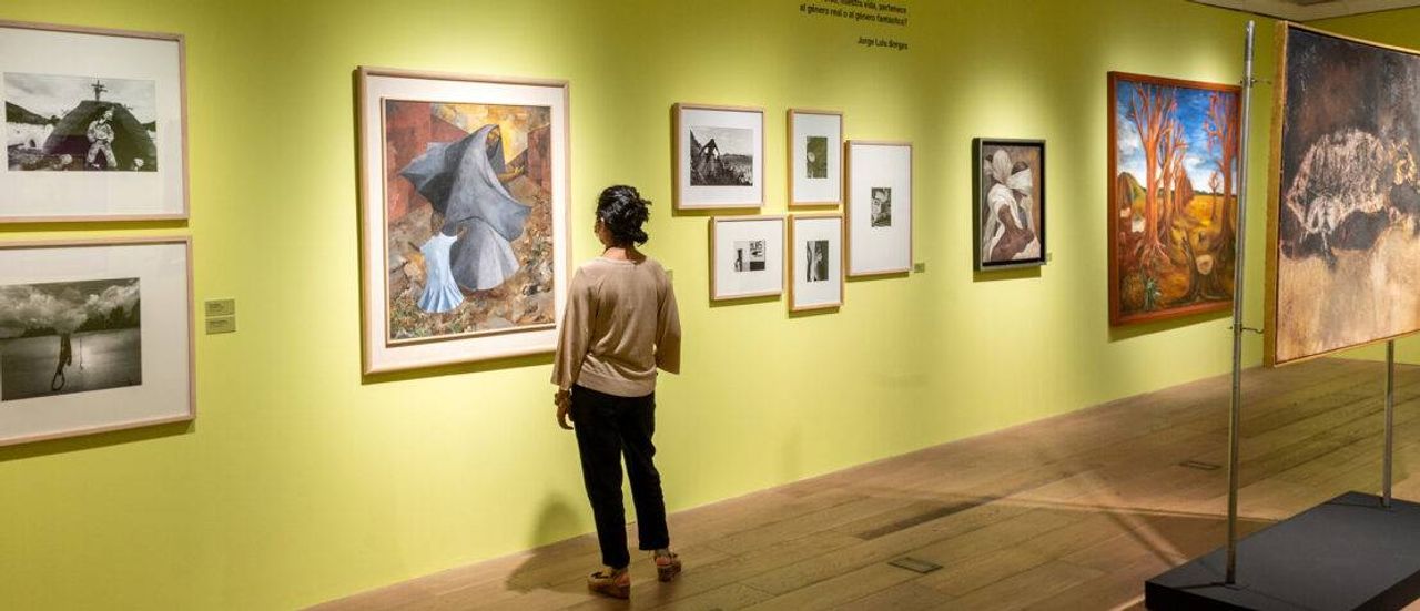 Visitante recorre la exposición Fábulas Fantásticas. Foto: Casa de México en España