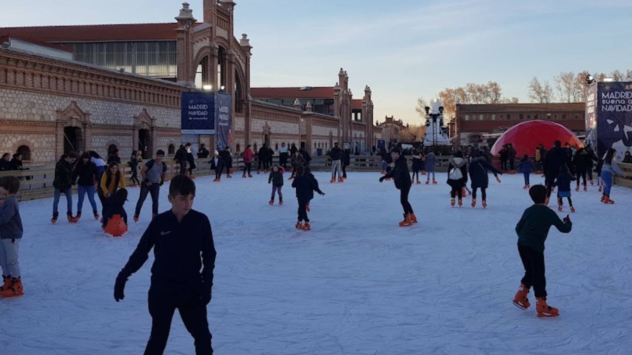 Patinar sobre hielo en Madrid: una tradición navideña para toda la familia