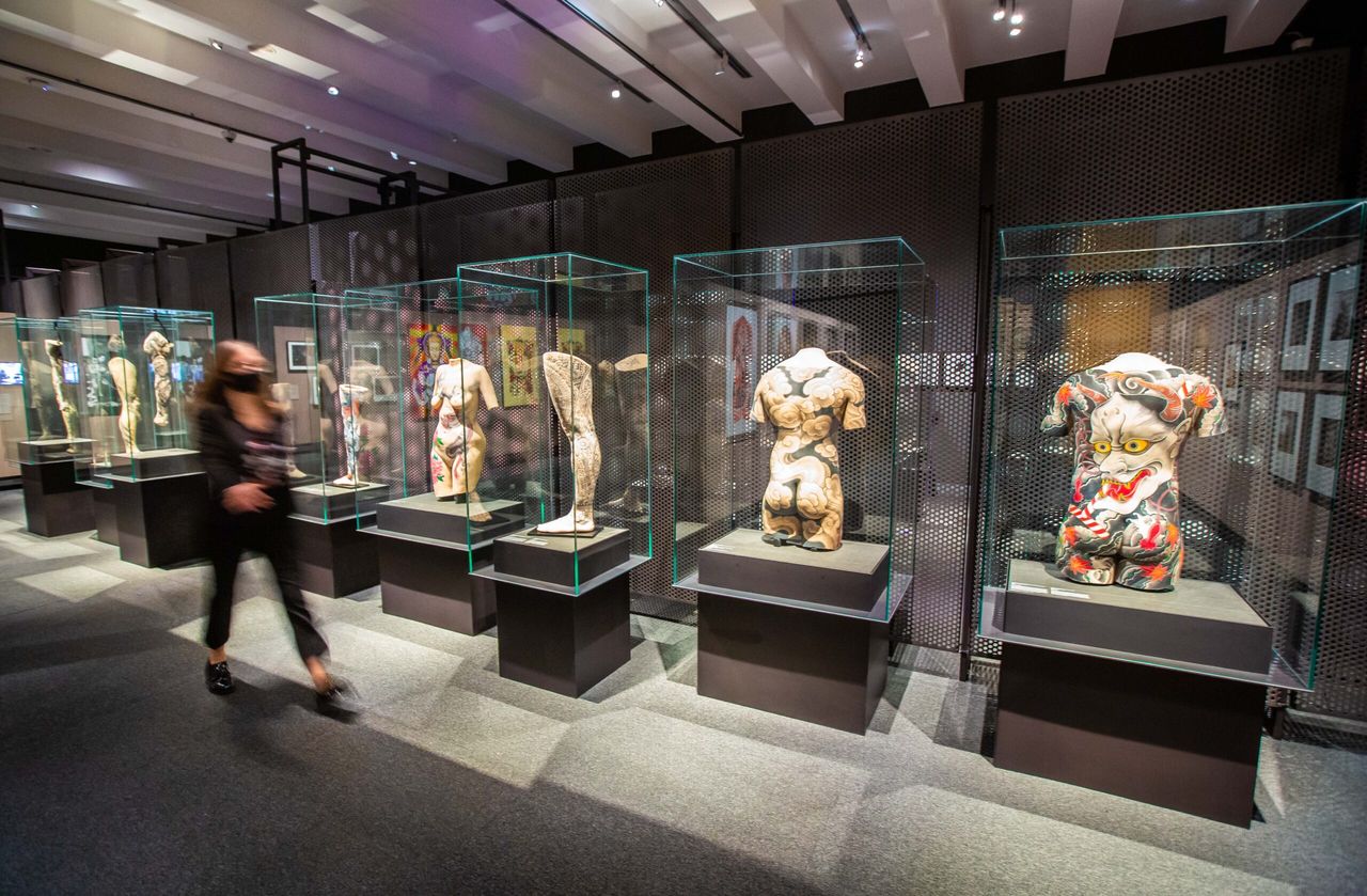 Modelos de silicona tatuados por maestros del arte del tatuaje. Foto: CaixaForum Madrid.