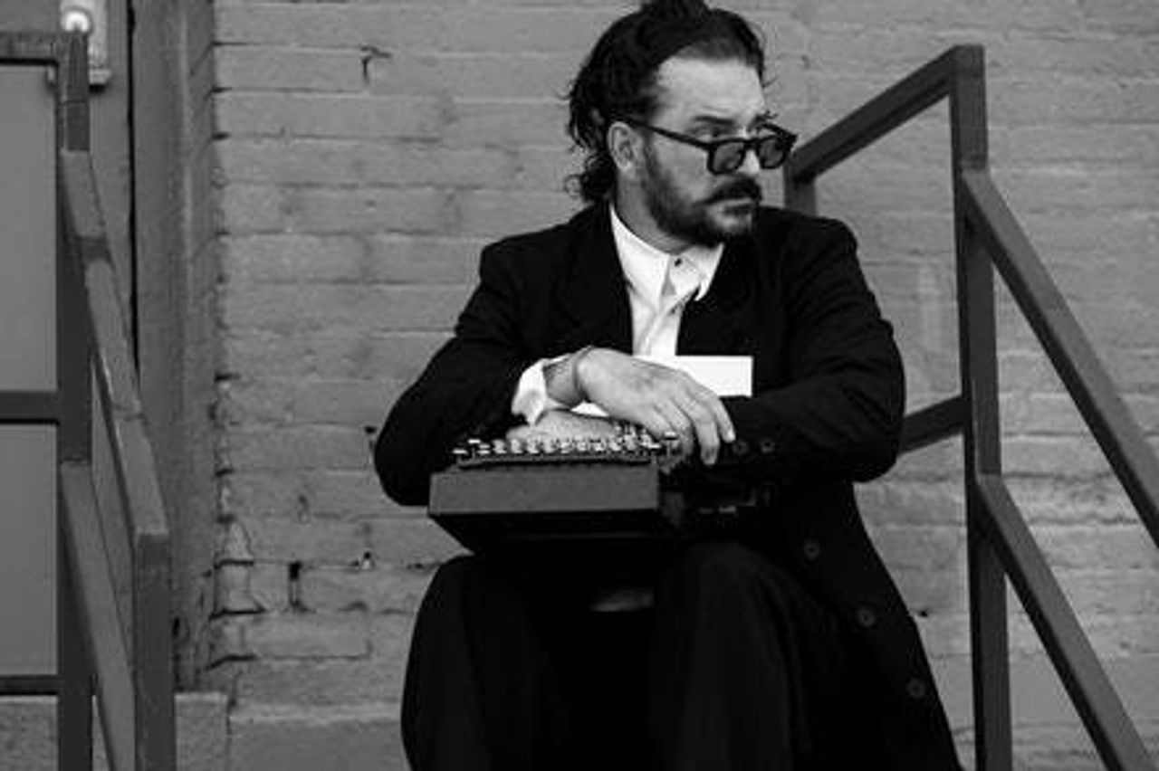 El artista guatemalteco regresa con sonidos que evocan los años 60´. Foto: Mundo Arjona