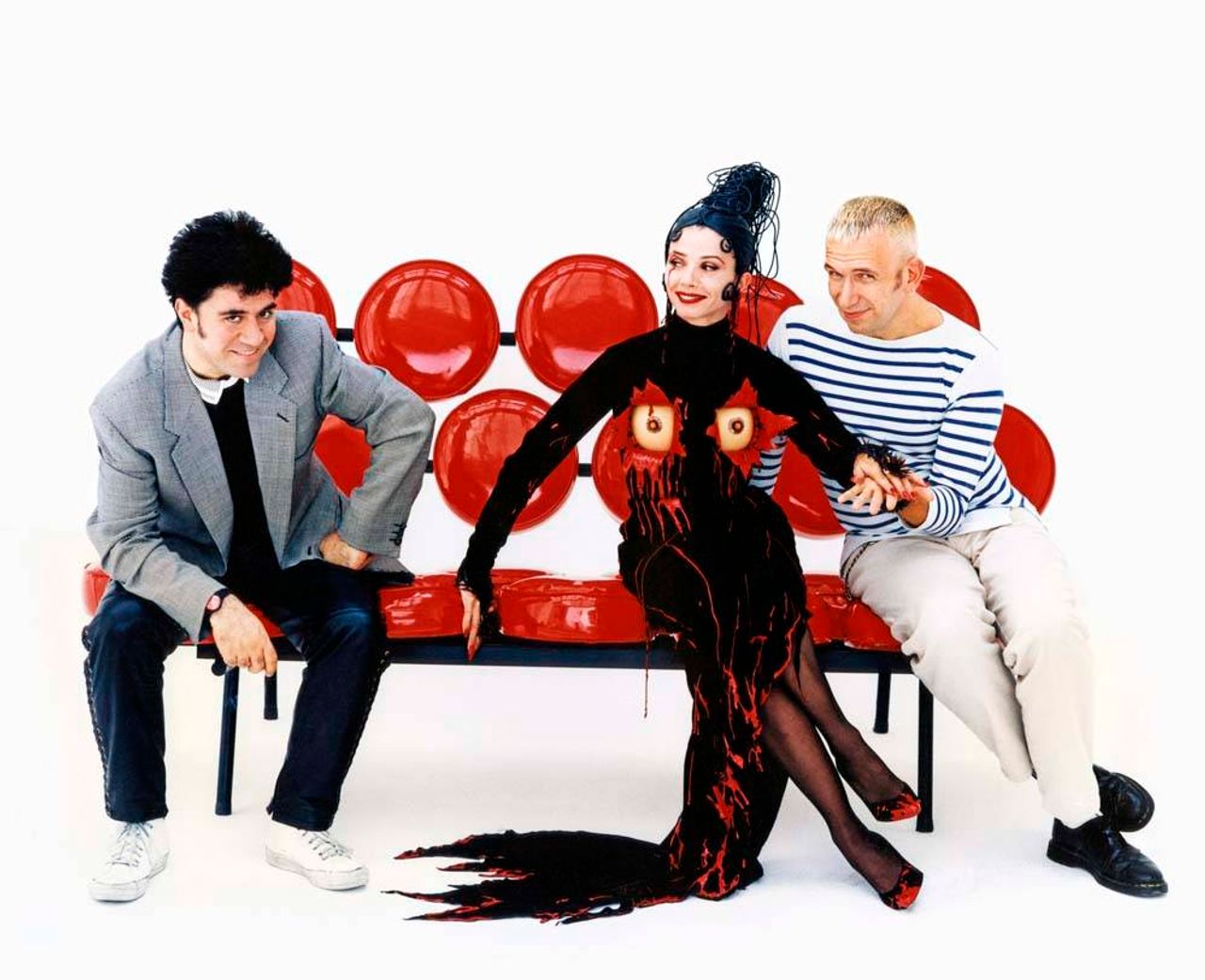 Pedro Almodóvar, Victoria Abril y Jean Paul Gaultier durante el rodaje de Kika (1994). Foto: © Nacho Pinedo