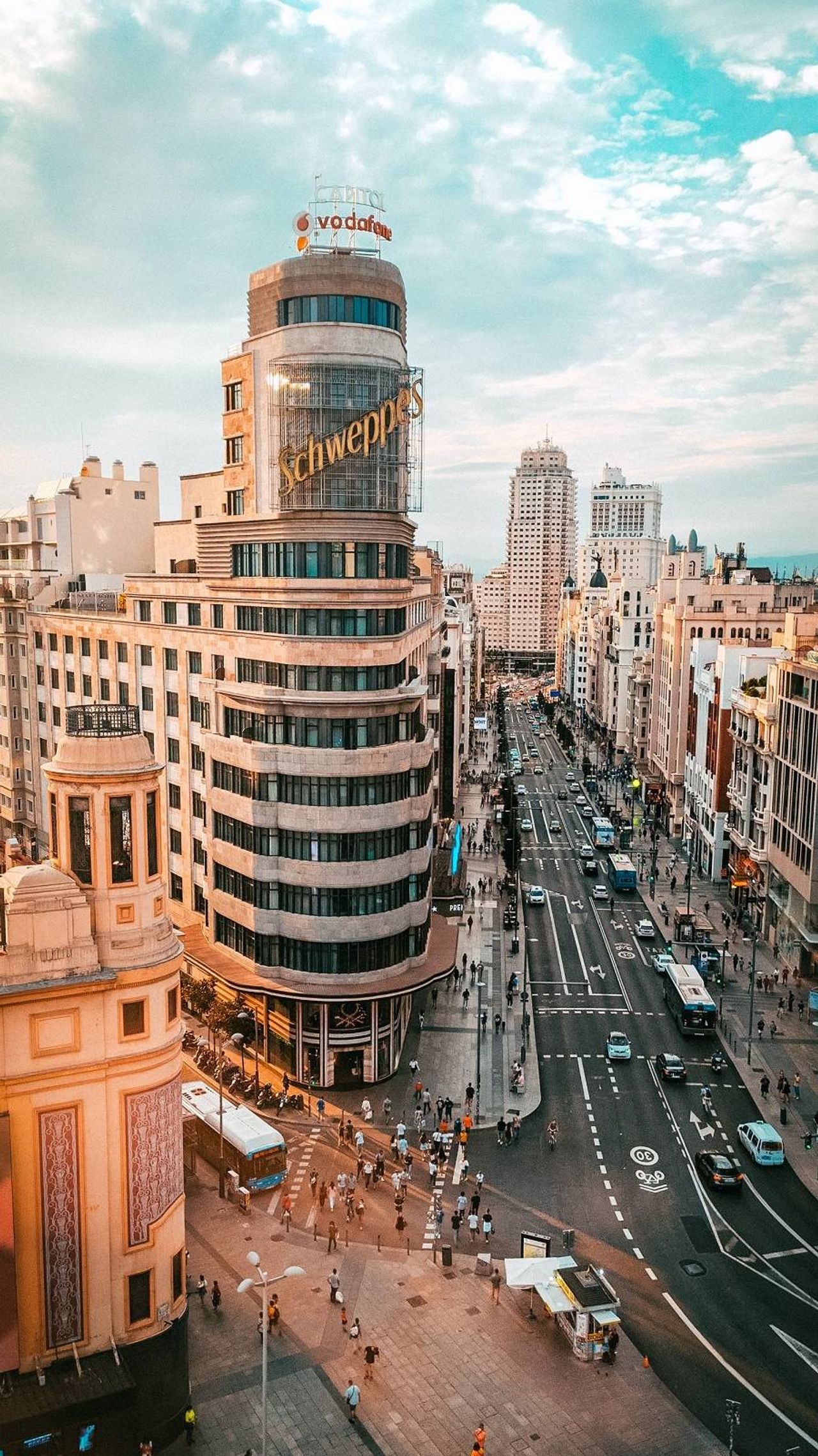 Cae la tarde en Gran Vía. Foto: Jordi Moncasi en Unsplash
