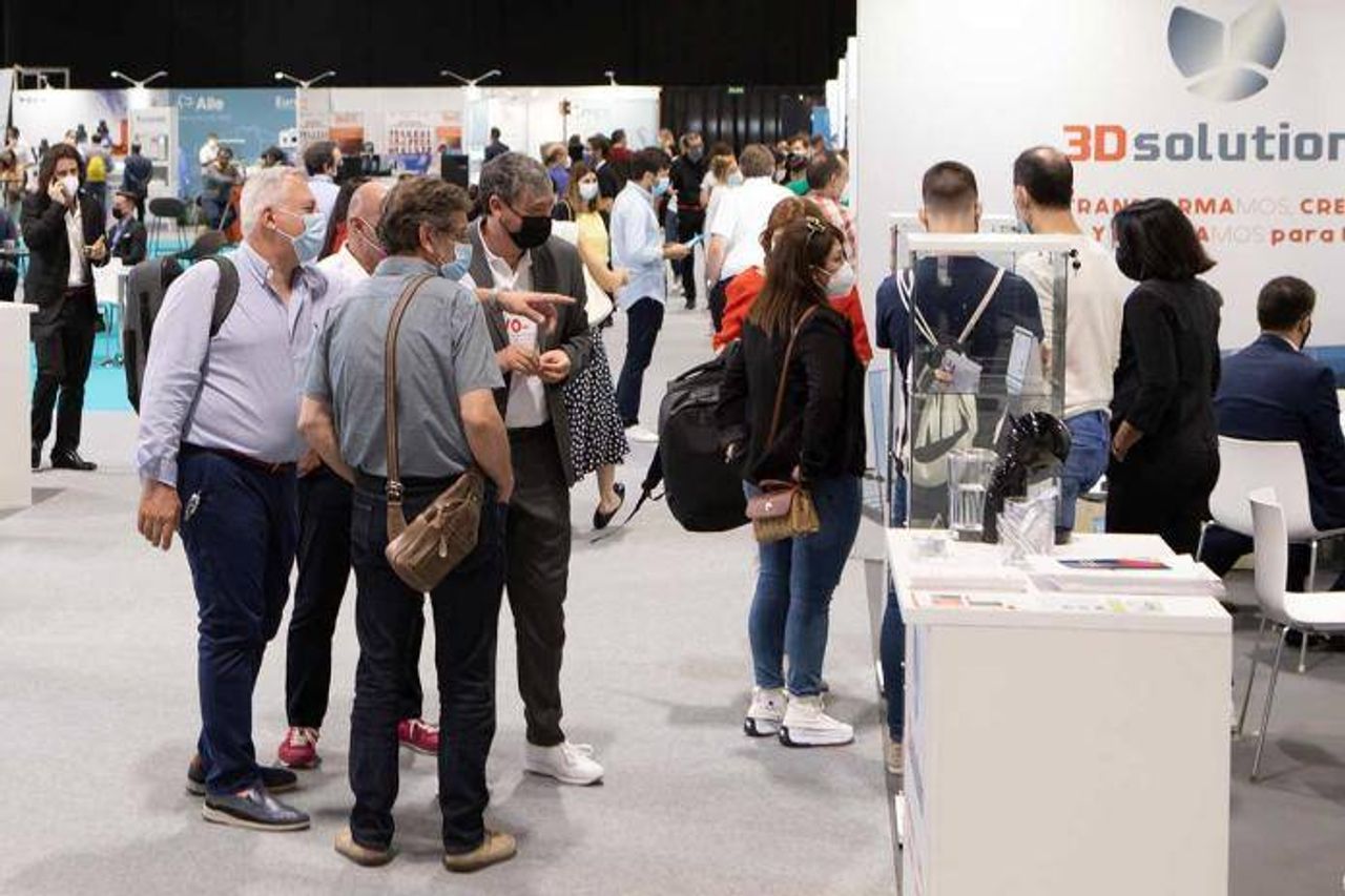 Visitantes recorren la exposición durante la anterior edición. Foto: Expodental