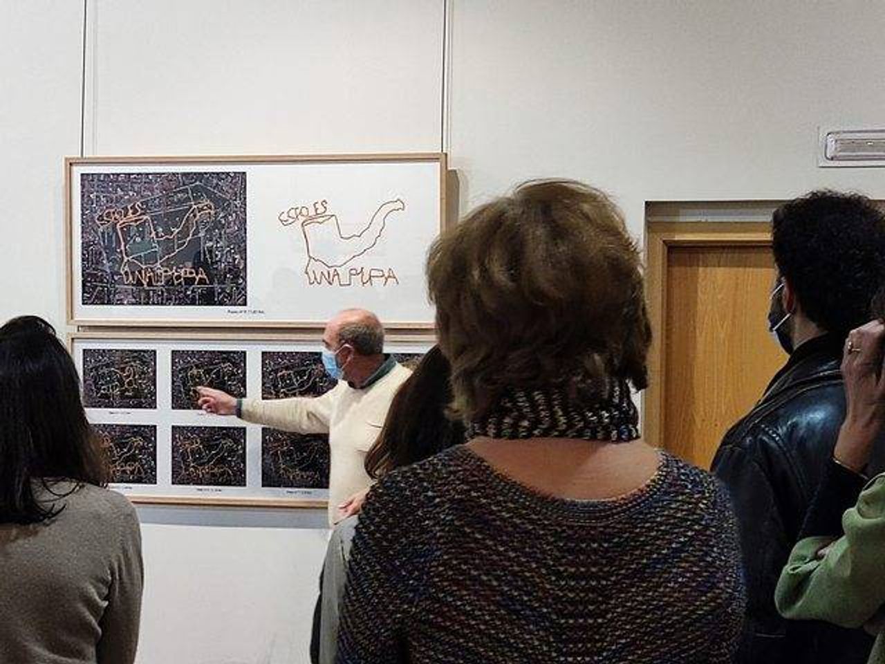 Visitantes apreciando las muestras. Foto: Ayuntamiento de Valdeolmos-Alalpardo