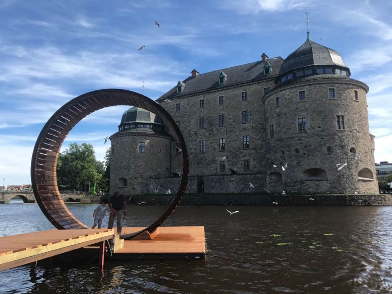 La rueda mágica «Rainmakers» de Miler Lagos en la Bienal Openart, Suecia. Foto: Miler Lagos