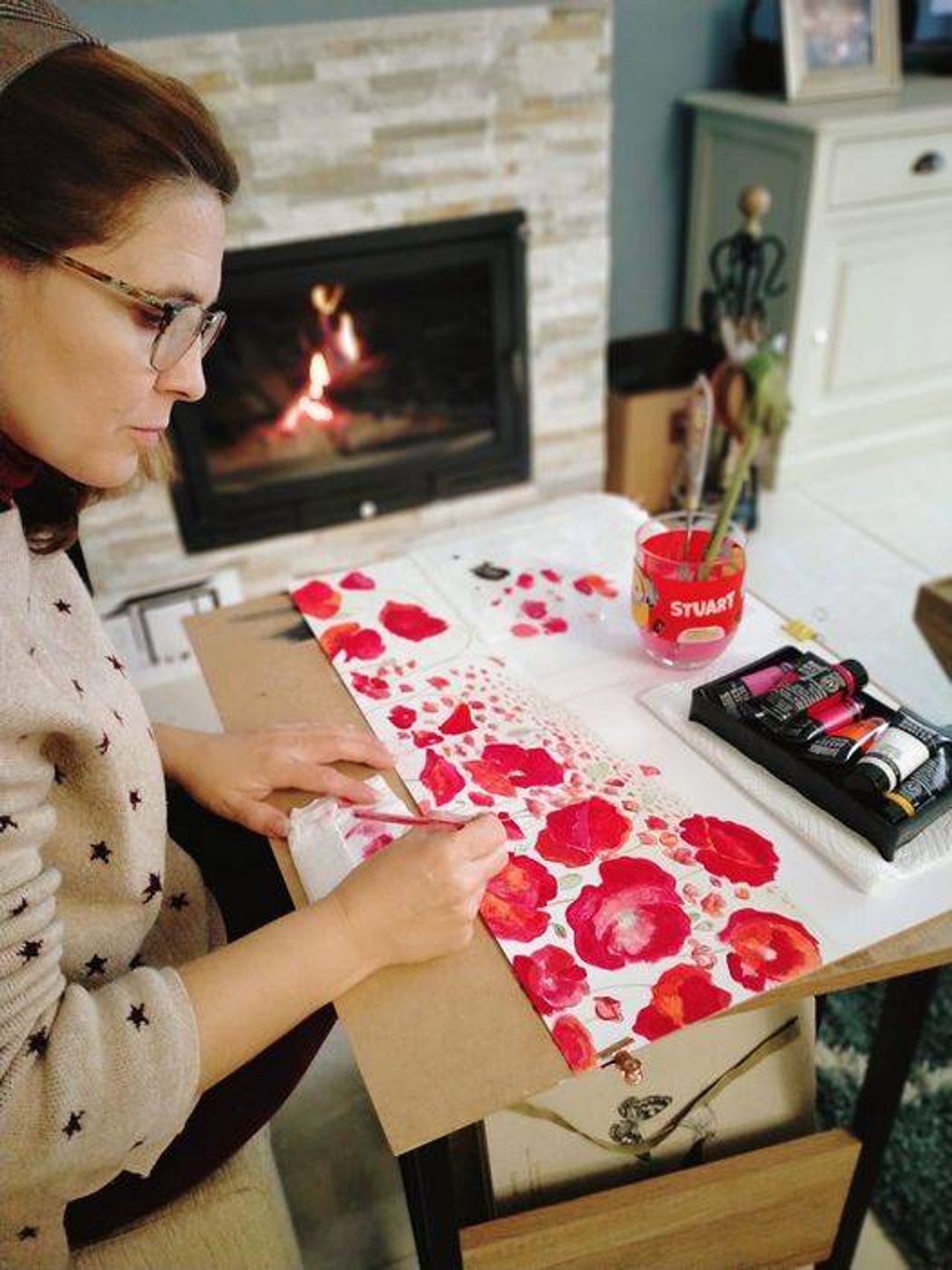 La ilustradora Mar Azabal en su proceso creativo. Foto: Facebook Mar Azabal