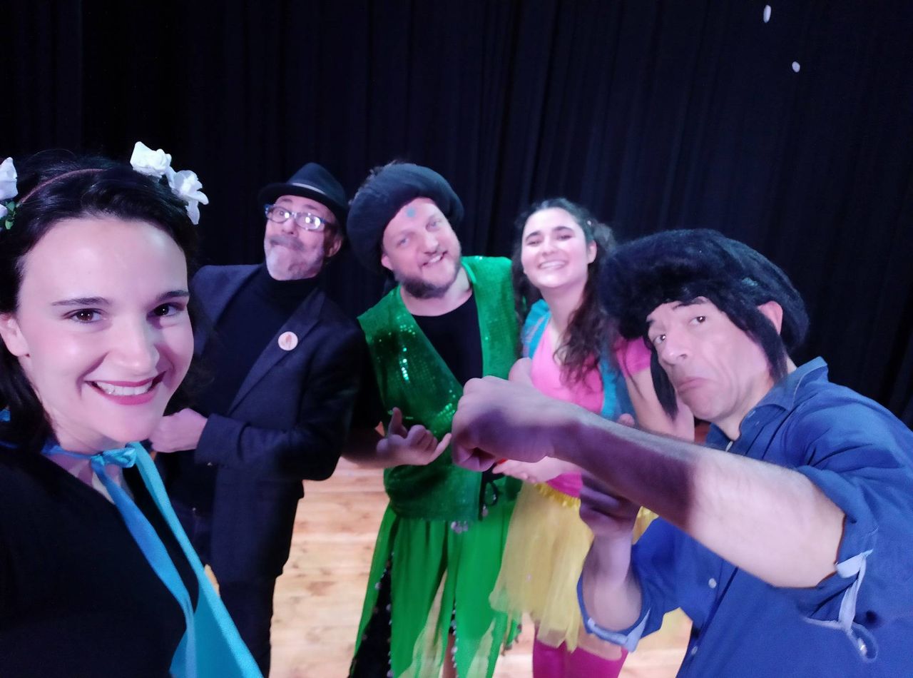 Parte del elenco de esta comedia irreverente. Foto: Teseo Teatro